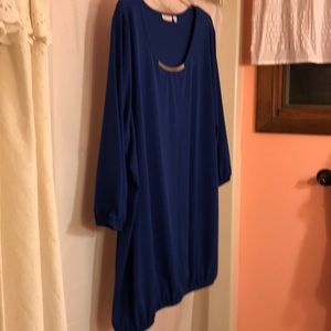 Shirt with metal bar in the scoop neck